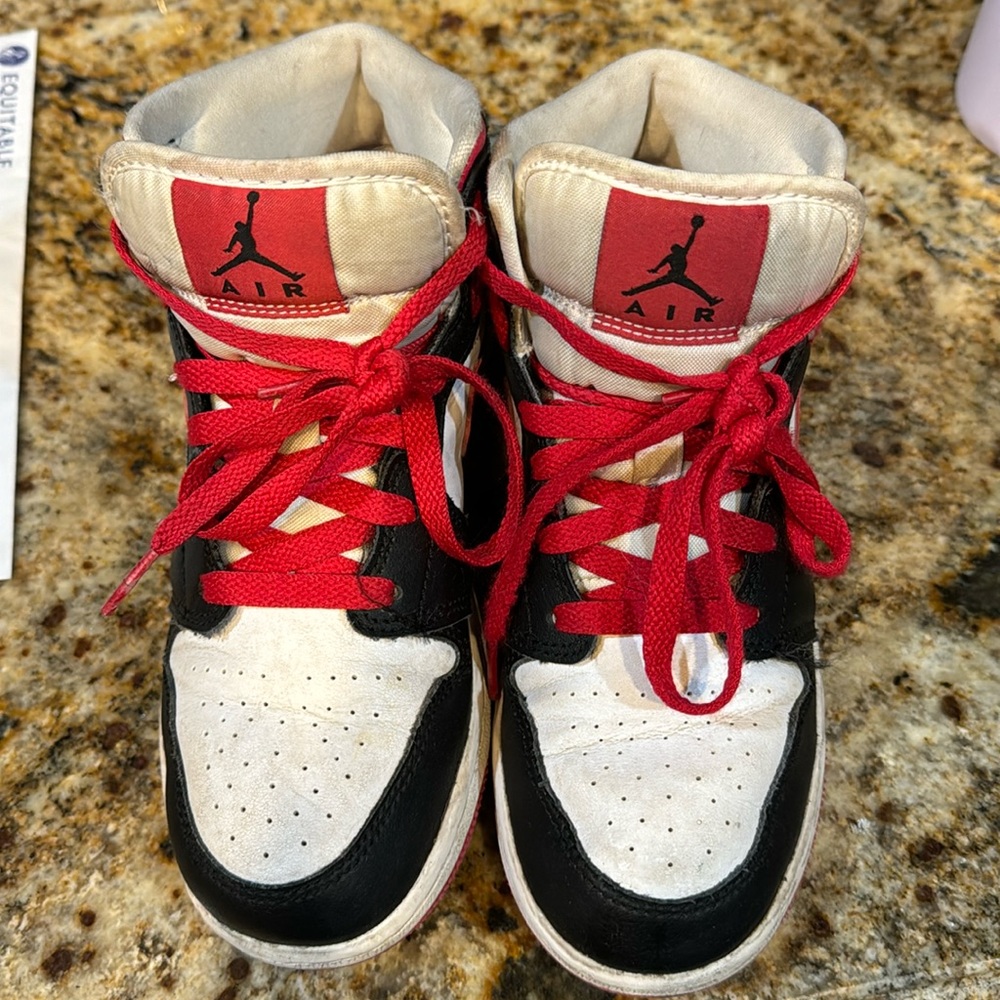 Nike Big Kids Air Jordan 1 Mid SE Size 4Y